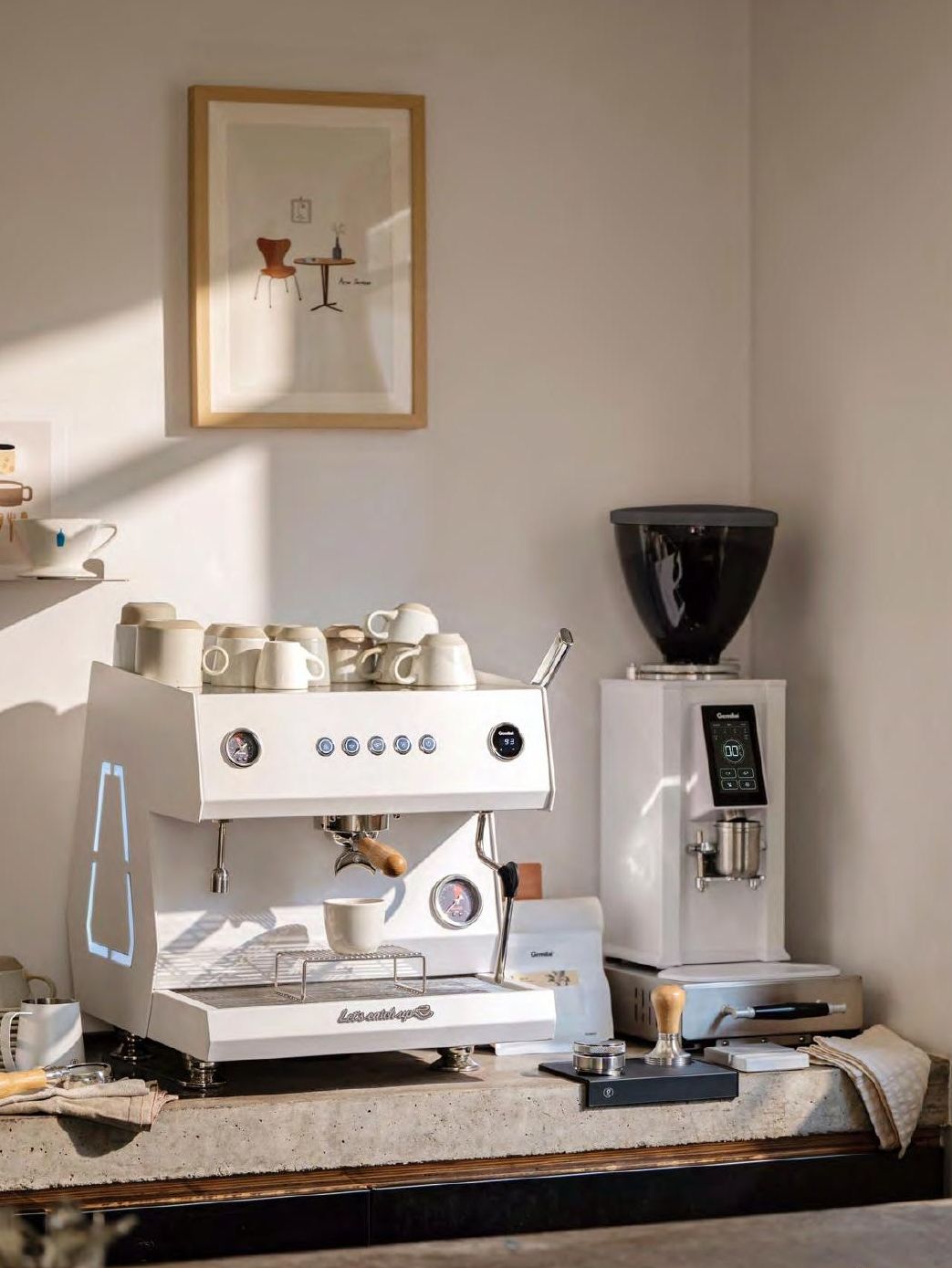 Machine Gemilai G3111A et moulin dans un café