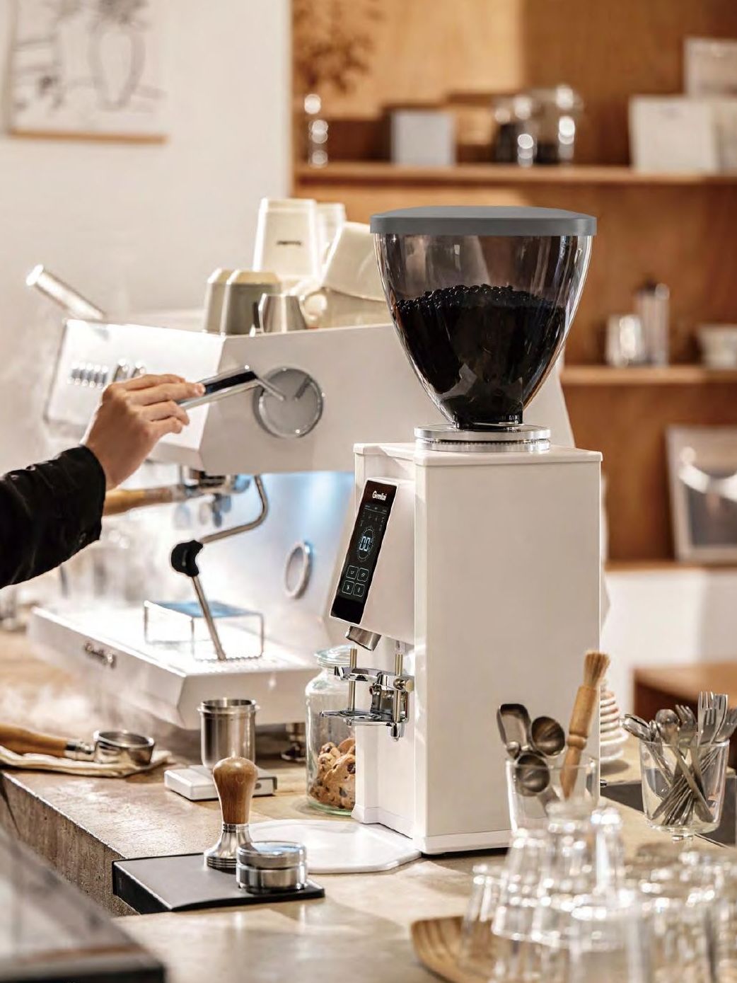Barista utilisant le moulin Gemilai G9026A